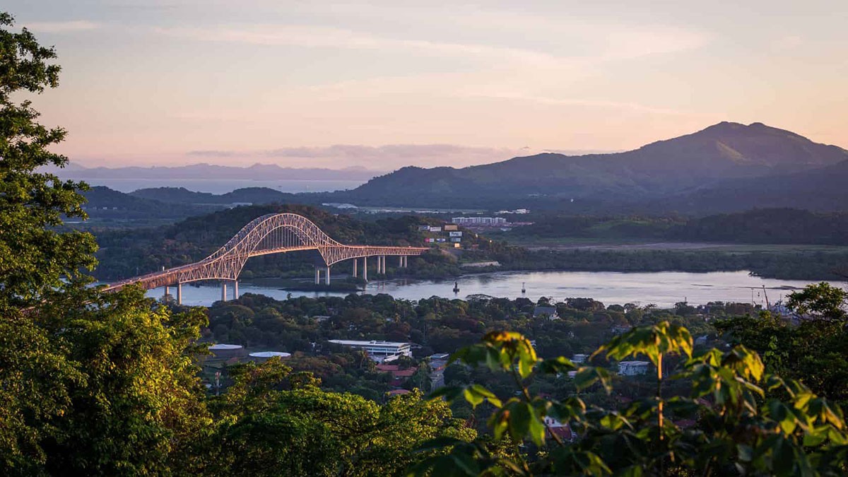 Paysage avec un pont et une rivière au Panama